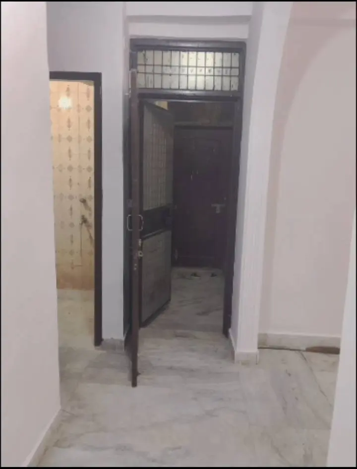 2BHK 65 SQRYRDS 2ND FLOOR BIKE PARKING BSES METER